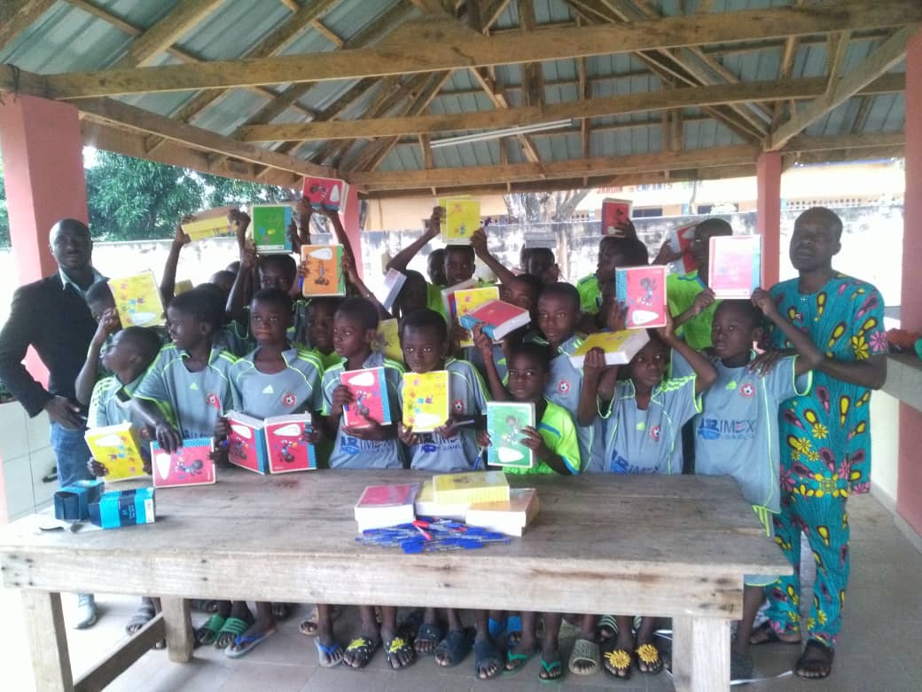 La Jeunesse Sportive d’Agbalépédo (JSA) fait un don de kits scolaires à ses jeunes footballeurs